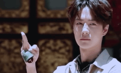 王一博学跳孔雀舞 速成学法get了