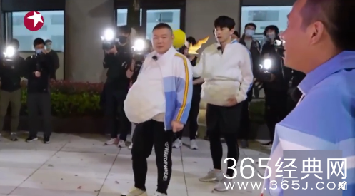 邓伦亲岳云鹏 咖啡牛奶是真的