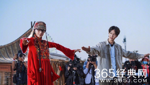 王一博学跳孔雀舞 速成学法get了