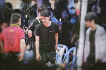 冰雨火开机 王一博短发造型吸睛