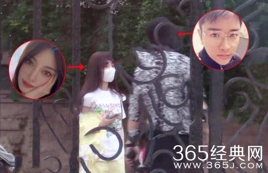 贾乃亮李小璐陪甜馨玩耍 两人状态轻松自然