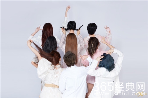 成团后首次营业 THE9官博曝光成员背影照