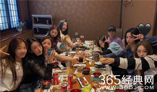 成团后首次营业 THE9官博曝光成员背影照