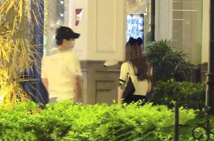 彭昱畅素人女友正脸曝光 两人逛街十分甜蜜