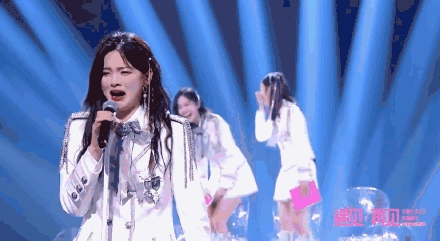 【暖心的C位】孟美岐发长文告别火箭少女，杨超越：老天也会宠幸笨小孩