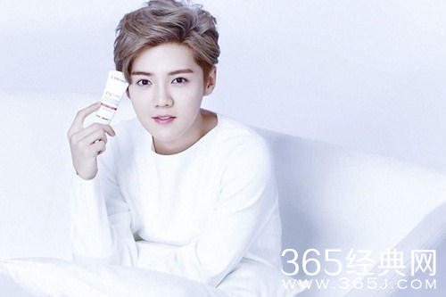 鹿晗深夜发自拍照 刘海遮眼似漫画人物