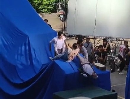 《隐秘的角落》部分花絮曝光  揭秘张东升如何推岳父岳母下山的