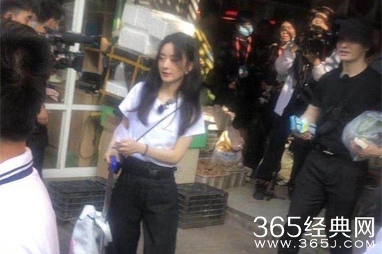 《中餐厅》最新露头照曝光  赵丽颖黄晓明推车买菜接地气