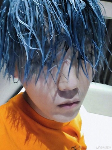 鹿晗深夜发自拍照 刘海遮眼似漫画人物