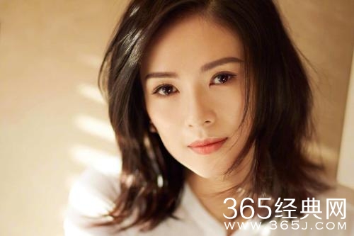 章子怡携女逛街 双手扶腰疑似再次怀孕