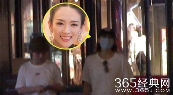 章子怡携女逛街 双手扶腰疑似再次怀孕