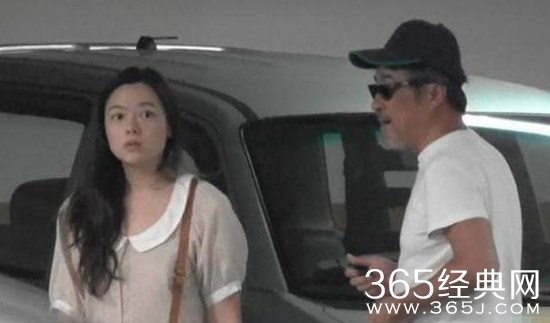 李宗盛与三婚娇妻手牵手逛古董店 画面十分甜蜜