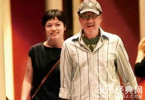 李宗盛与三婚娇妻手牵手逛古董店 画面十分甜蜜