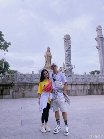 钟丽缇疑似为求子携老公赴普陀山上香