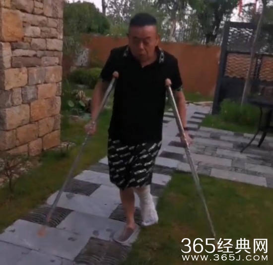 潘长江骨折打石膏跳《无价之姐》