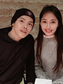 向太晒向佐郭碧婷合影谈感情问题:爱和金钱没关系