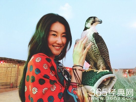 王宝强与女友冯清同框现身：两人眼神默契，上演最萌身高差