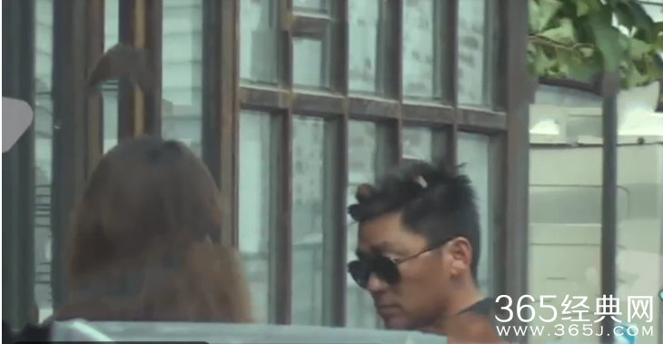 王宝强与女友冯清同框现身：两人眼神默契，上演最萌身高差