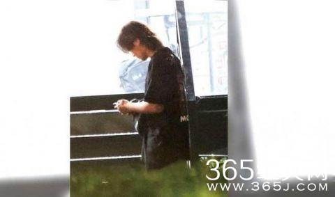 分手风波后罗志祥首次露面，长发及肩搞怪吐舌