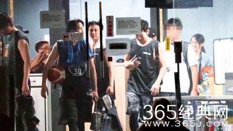 分手风波后罗志祥首次露面，长发及肩搞怪吐舌