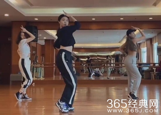 孙莉跳舞上热搜  网友调侃：乘风破浪的莉姐