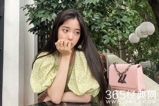 欧阳娜娜帮留学生找大提琴  并喊话航空：“每把大提琴都有他的故事