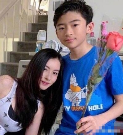 张柏芝晒带两儿子游戏  晒长子Lucas腹肌