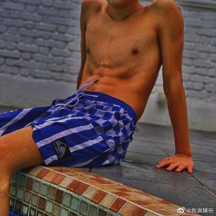 张柏芝晒带两儿子游戏  晒长子Lucas腹肌