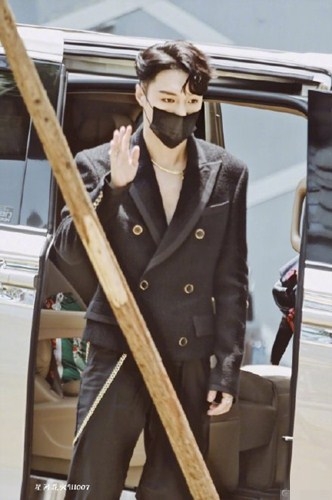 张艺兴黑色真空西装现身  网友惊呼：太撩人了！