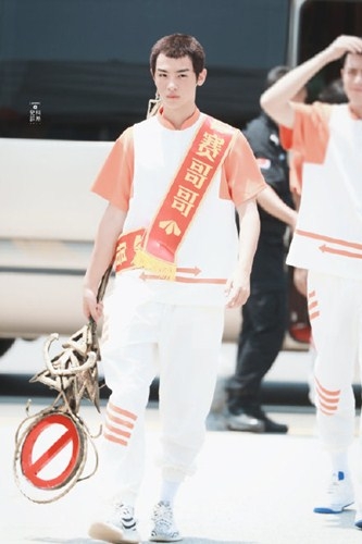 黄明昊寸头造型曝光  粉丝称：偶像形象幻灭了