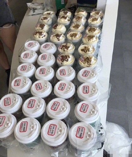 张艺兴黑色真空西装现身  网友惊呼：太撩人了！