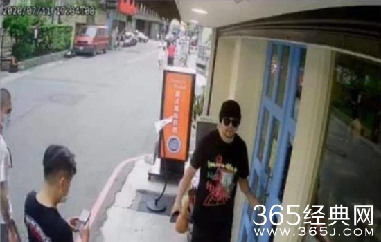 周杰伦与好友用餐遭偷拍，周杰伦发文怒斥不良店家