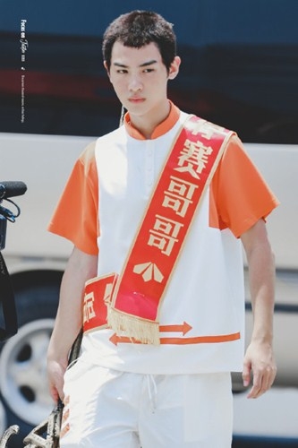 黄明昊寸头造型曝光  粉丝称：偶像形象幻灭了