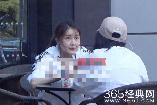 甘薇被限制出境后露面 打扮低调状态轻松