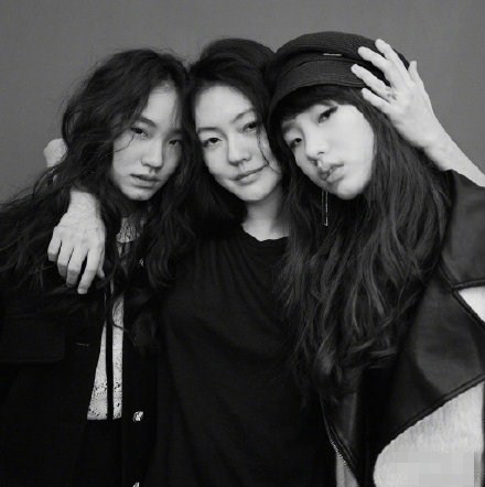 小S三个女儿合体大片  三个人共用一张脸，眼神超酷