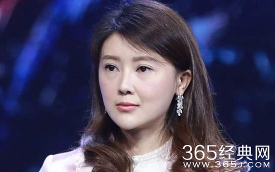 甘薇被限制出境后露面 打扮低调状态轻松