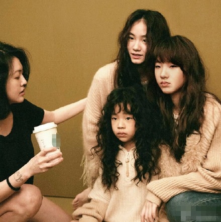 小S三个女儿合体大片  三个人共用一张脸，眼神超酷