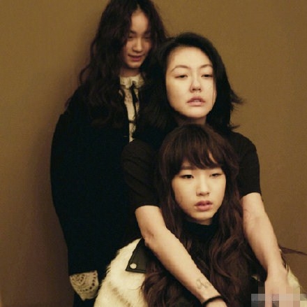 小S三个女儿合体大片  三个人共用一张脸，眼神超酷