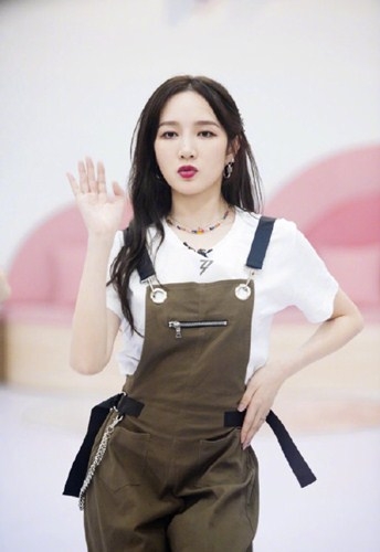 唱跳俱佳的孟佳观众喜爱度倒数第一，网友质疑投票真实性