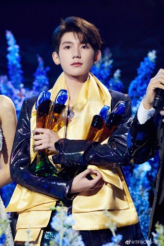 东方风云榜音乐盛典王源连拿四个奖项，发文称：奖杯有点重