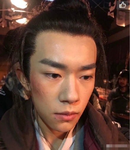 易烊千玺怼脸侧颜照上热搜  这是怎么回事？