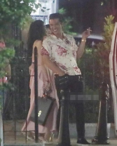 38岁邱泽发福，与美女举止亲密却称初相识