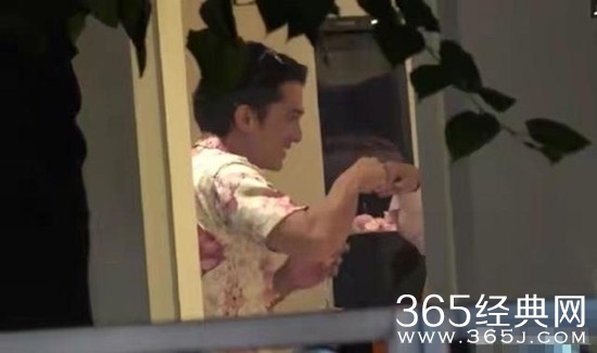 38岁邱泽发福，与美女举止亲密却称初相识