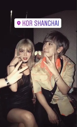 周扬青深夜晒美照 与异性友人亲密搂肩惹争议