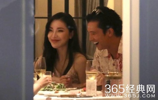 38岁邱泽发福，与美女举止亲密却称初相识