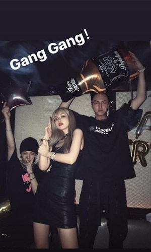 周扬青深夜晒美照 与异性友人亲密搂肩惹争议