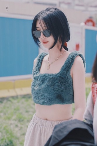 THE9成员齐换新发色  陆柯燃红发，喻言，赵小棠墨蓝色，你最喜欢谁的发色？