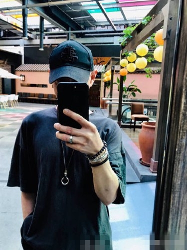 李诞发文悼念赖宝：宝哥，我们仨来送你了