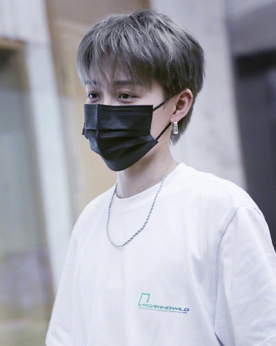 THE9成员齐换新发色  陆柯燃红发，喻言，赵小棠墨蓝色，你最喜欢谁的发色？