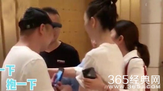 童瑶遭遇猥琐男，被男子围堵电梯口求抱